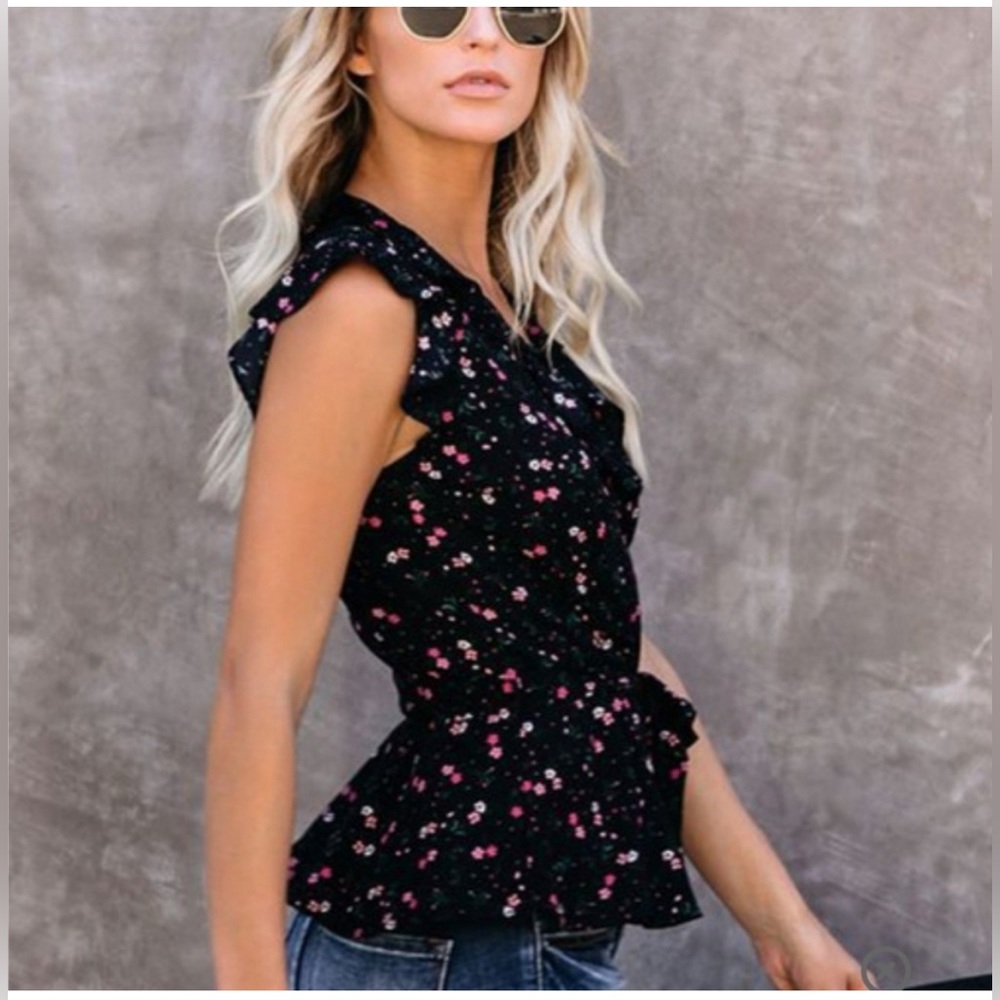 NWOT Ruffled Floral Tie-Front Blouse, Size Small.